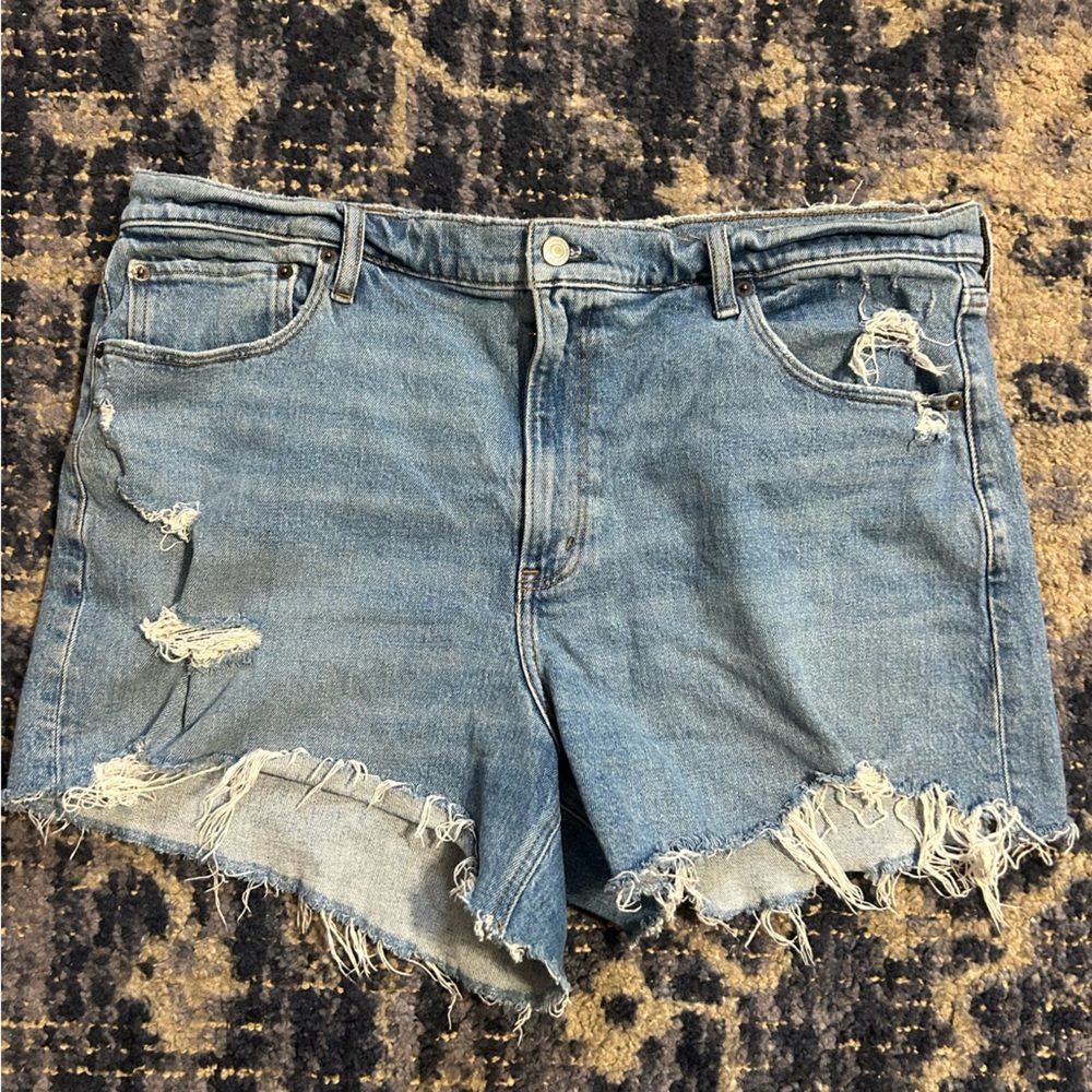 Abercrombie & Fitch The 4” Mom Short High Rise Distressed Denim Size 34 / 18